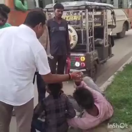ऊंचाहार: खोजनपुर स्थित स्कूल के सामने अनियंत्रित होकर पलटा ई-रिक्शा, पिता-पुत्री घायल