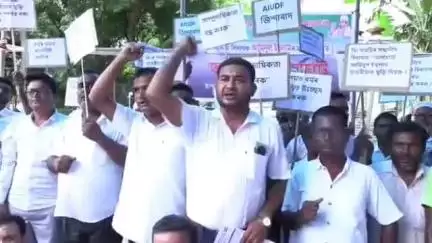 নগাঁও: ধিং সমষ্টিৰ বিধায়ক আমিনুল ইছলামক কাৰাগাৰৰ পৰা  মুক্তি কৰাৰ দাবীত ক্লক টাৱাৰ সমীপত অৱস্থান ধৰ্মঘট এ.আই.ইউ.ডি.এফৰ