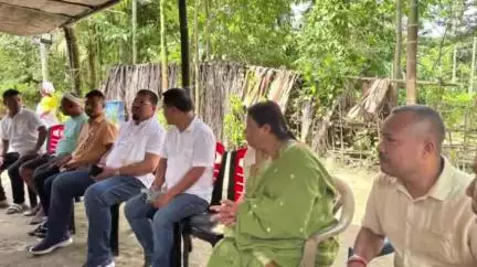 ডুমডুমা: ২৪১ নং কঠালগুৰিত পুখুৰিত পিচলি পৰি অকাল মৃত্যুক সাৱটি লোৱা মৃতকৰ পৰিয়ালৰ বাসগৃহত উপস্থিত বিধায়ক বলীন চেতিয়া