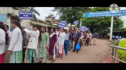 खैरागढ़ में एनएचएम कर्मियों ने 10 सूत्रीय मांगों को लेकर दो दिवसीय सांकेतिक प्रदर्शन किया, कलेक्टर को सौंपा ज्ञापन