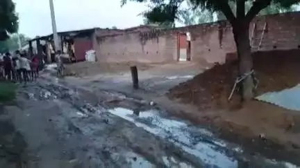 सीतापुर: जिला मऊ के गांव में कागजों पर बनी नाली और सड़क, धरातल पर नहीं दिखा विकास कार्य, गांव वालों ने लगाया आरोप #jansamasya