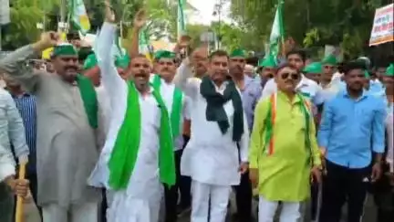 बरेली: डीएम कार्यालय पहुंचकर किसान एकता संघ ने अपनी पांच सूत्रीय मांगों को लेकर प्रदर्शन कर दिया ज्ञापन