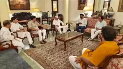 मनकापुर: मनकापुर कोट पहुंचकर रघुराज प्रताप सिंह उर्फ राजा भैया ने राजा आनंद सिंह को दी श्रद्धांजलि