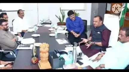 భువనగిరి: యాదాద్రి భువనగిరి జిల్లాలోని ఇందిరమ్మ ఇండ్లపై మంత్రి కోమటిరెడ్డి వెంకటరెడ్డి సమీక్ష సమావేశం