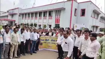 जगदलपुर: कर्मचारियों और अधिकारियों ने मोदी की गारंटी के तहत 11 सूत्रीय मांगों को पूरा करने के लिए किया जंगी प्रदर्शन