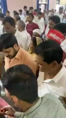 अमेठी: पूर्व मंत्री गायत्री प्रसाद प्रजापति का 62वां जन्मदिन, अमेठी में सैकड़ों सपा कार्यकर्ताओं ने काटा केक