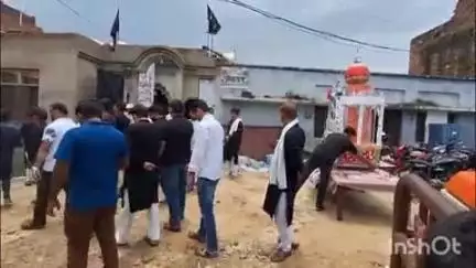 सलोन: मिलकियाना पश्चिम मोहल्ले में शिया समुदाय के लोगों ने निकाला 20वीं मोहर्रम का जुलूस, भारी संख्या में लोग रहे मौजूद