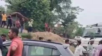 कुंडा: नवाबगंज इलाके के आलापुर से कालाकांकर जाने वाले पुल के पास डम्फर और कार में भिंड़त, 2 लोग मामूली रूप से जख्मी