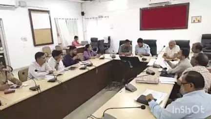 भीलवाड़ा: कलेक्ट्रेट सभागार में जिला कलेक्टर ने विभिन्न विभागों के अधिकारियों के साथ की बैठक, विधायक अशोक कोठारी भी रहे मौजूद