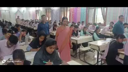 दुमका: दिग्घी स्थित SKMU परिसर में पीजी सेमेस्टर 4 की परीक्षा केंद्रों का वीसी ने किया निरीक्षण
