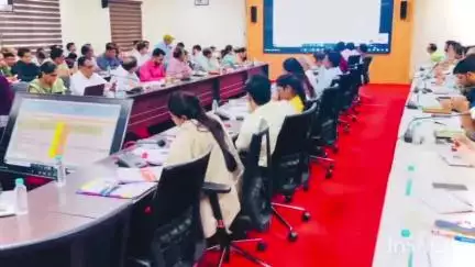 उज्जैन शहर: कलेक्टर रोशन कुमार सिंह ने प्रशासनिक संकुल भवन में समायवधि पत्रों की समीक्षा बैठक में दिए निर्देश