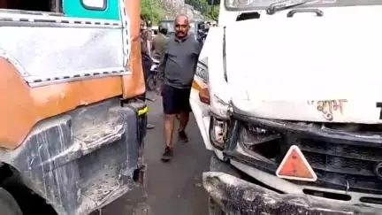शिमला शहरी: शिमला के भट्टकुफर के पास ट्रक और टेंपो में जोरदार टक्कर, लगा लंबा जाम, लोग हुए परेशान