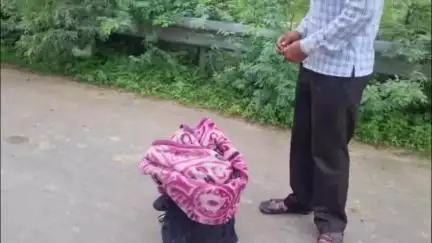 मऊरानीपुर: चढ़ावा चढ़ाने जा रहे व्यक्ति का लहचूरा पुलिया के पास बैग गिरा, उसमें रखे ₹35 हजार युवक लेकर भागे