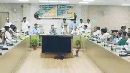 बहराइच: विकास भवन सभागार में किसान दिवस का आयोजन, सीडीओ ने किसानों की समस्याएं सुनकर निस्तारण के दिए निर्देश