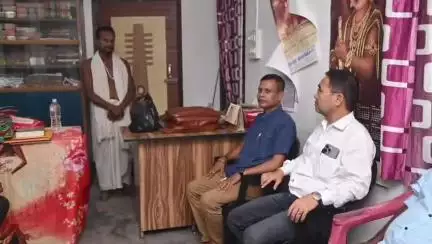 তেজপুৰ: কলাকুচি ঘোষবস্তিৰ বাসিন্দা প্ৰিয়ৰঞ্জন ঘোষৰ মাতৃৰ বিয়োগৰ খবৰ পাই তেখেতৰ বাসগৃহত উপস্থিত বিধায়ক গনেশ কুমাৰ লিম্বু