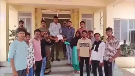 गंगधार: गंगधार के ग्रामीणों ने मकान व प्लॉट के ऊपर से गुजर रही बिजली लाइन हटाने की मांग को लेकर सौंपा ज्ञापन