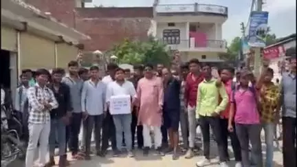 खलीलाबाद: बिधियानी से स्टेशन पूर्वा क्षतिग्रस्त मार्ग बनाने की मांग को लेकर मोहल्लेवासियों ने की नारेबाजी, इकट्ठा किया चंदा