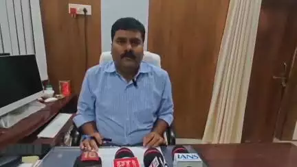 मऊ: लाखीपुर गाँव के एक स्कूल में बच्चे से कलावा निकालने का मामला, बीएसए ने दिया नोटिस