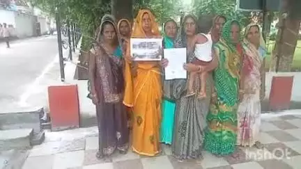 धौरहरा: चिकनाजति गांव के ग्रामीणों की शारदा नदी में कटी जगह की जमीन, महिला ग्रामीणों को नहीं मिली सरकारी सहायता