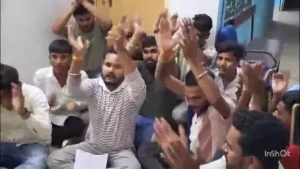 NSUI ने स्वास्थ्य विभाग में फैली गड़बड़ियों की शिकायत को लेकर किया जोरदार विरोध प्रदर्शन, सी.एच.एम.ओ. को सौंपा ज्ञापन