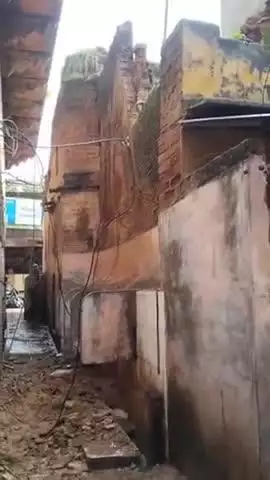 दतिया नगर: शहर के टाउन हॉल में पुरानी नगरपालिका के पीछे गिरी जर्जर दीवार, बाल-बाल बचे लोग
