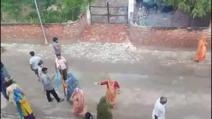 महावन: गांव बुर्ज में सिंचाई के पाइप को लेकर दो पक्षों में झगड़ा, चल लेट डंडे व फायरिंग की आवाज से मची अफरातफरी, वीडियो वायरल