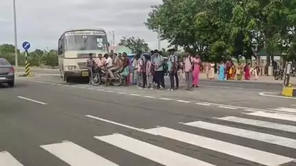 கோவில்பட்டி: வில்லிசேரி நான்கு வழி சாலையில் அரசு பேருந்து ஓட்டுநருக்கு கை செயல் இழப்பு, சாமர்த்தியமாக செயல்பட்டு உயிர்சேதம் தவிர்ப்பு