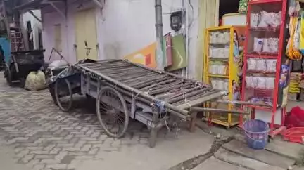 তিনিচুকীয়া: লাল বাংলাৰ উপ পথত একাংশ পদপথৰ ব্যৱসায়ীয়ে নিজৰ ঠেলা গাড়ীৰে  অধিকাংশ আগুৰি ৰখাত ব্যৱসায় প্ৰতিষ্ঠানত অসুবিধাৰ অভিযোগ
