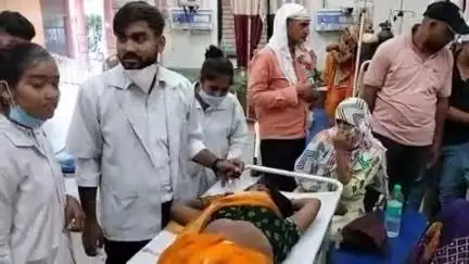 हाथरस: तालाब चौराहे के पास अचेत अवस्था में मिली महिला को यातायात पुलिस ने राहगीरों की मदद से जिला अस्पताल लाया
