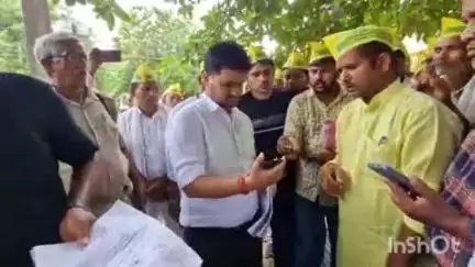 अकबरपुर: अंबेडकरनगर में सर्वजन आवाज पार्टी के कार्यकर्ताओं ने कलेक्ट्रेट के सामने धरना दिया, मनरेगा में भ्रष्टाचार का लगाया आरोप