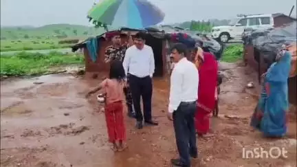 गढ़वा: गढ़वा सदर एसडीएम ने मझिआंव एवं काण्डी के बाढ़ प्रभावित क्षेत्रों का दौरा किया, राहत कार्यों के निर्देश दिए