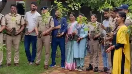 लक्सर: लक्सर कोतवाली में फलदार पौधे लगाकर मनाया गया हरेला पर्व, सीओ और कोतवाल रहे उपस्थित