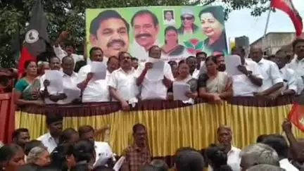 ராசிபுரம்: புதிய பேருந்து நிலைய அருகே ராசிபுரம் நகராட்சி நிர்வாகத்தை கண்டித்து அதிமுகவினர் ஆர்ப்பாட்டம்