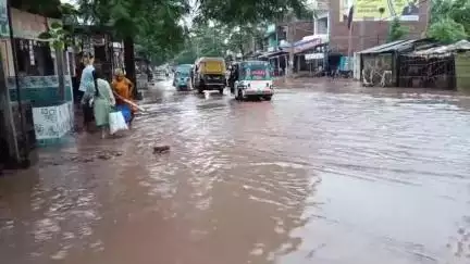 हाजीपुर: हाजीपुर- महनार मुख्य मार्ग कर्णपुरा में जर्जर सड़क पर जल जमाव, यात्रियों को हो रही  परेशानी #Jansamasya
