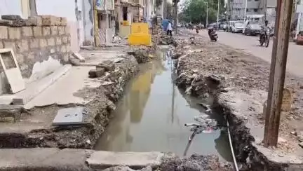 વેરાવળ નગરપાલિકા કચેરી માં નાગરિકો નો હોબાળો.હાઉસિંગ વિસ્તારમાં જોખમી ગટર ના અધૂરા કામ મુદ્દે આક્રોશ#Jansamasya
