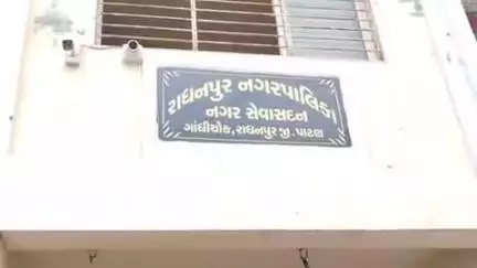 શહેનની નર્મદા કોલોનીમાં મુખ્ય માર્ગ ઉપર પાઇપલાઇન તૂટી જતા હજારો લિટર પાણી જાહેર માર્ગો ઉપર રેલાયું
#Jansamasya