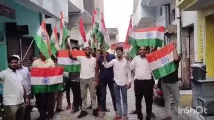 संभल: सदर कोतवाली इलाके में तिरंगा मार्केट के दुकानदारों ने हाथों में तिरंगा लेकर शुभांशु हौसला का प्रदर्शन किया