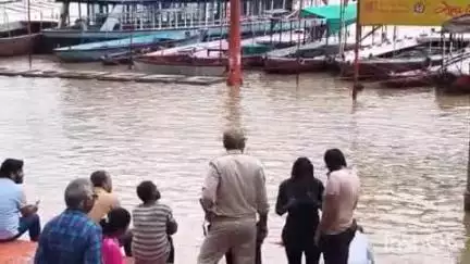 वाराणसी में गंगा का जलस्तर चेतावनी बिंदु के करीब, प्रशासन अलर्ट पर