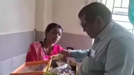 टेढ़ागाछ: टेढ़ागाछ स्वास्थ्य केंद्र में प्रसूताओं को मिल रहा जच्चा-बच्चा पौष्टिक खाद्य किट, प्रसूताओं में खुशी