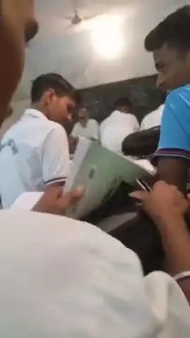 DMU inter College Govind Nagar physics teacher ye ho rhi padhai bas phone chala rahe hai bas #Shiksha #upgovt #UPPolice
