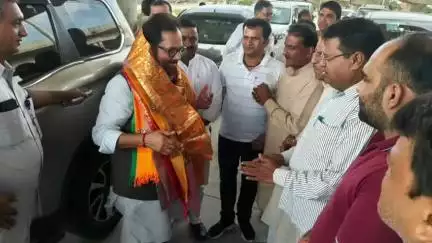 रामपुर: बुधवार को पूर्व केंद्रीय मंत्री मुख्तार अब्बास नकवी रामपुर पहुँचे, कार्यकर्ताओं ने किया स्वागत