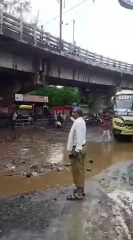 गुना नगर: भुजरियां तालाब के पास बीजी रोड ब्रिज के नीचे कीचड़ बना हादसों का कारण, जिम्मेदार बेखबर
#jansamasya