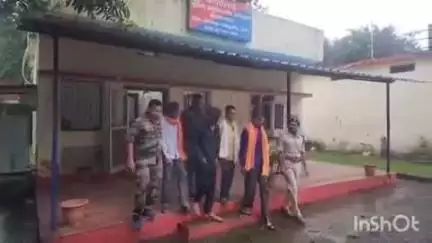 वाड्रफनगर: मझौली गांव में जमीन विवाद में बुजुर्ग की बेरहमी से पिटाई, पुलिस ने चार आरोपियों को बलवा के प्रकरण में किया गिरफ्तार
