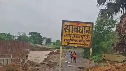 खड़गपुर: खड़गपुर - तारापुर मुख्य पथ पर मनकोल बासा एवं कच्ची मोड खड़गपुर के समीप बहा डायवर्शन , यातायात बंद#jansamsya