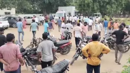 పెద్దపల్లి: పంచాయతీకి వచ్చిన పెద్దలను పరిగెత్తిస్తూ హత్య