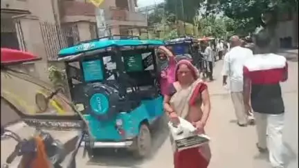 मथुरा: वृंदावन:यातायात पुलिस की मनमानी से परेशान ई रिक्शा चालक श्रद्धालुओं भी परेशान #jansamasya