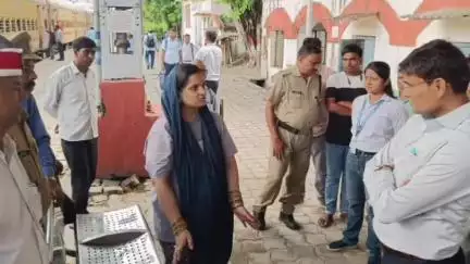 नौतनवा: नौतनवा रेलवे स्टेशन पर आत्महत्या के इरादे से ट्रेन की पटरी पर लेटी महिला, रेल कर्मियों ने हटाया