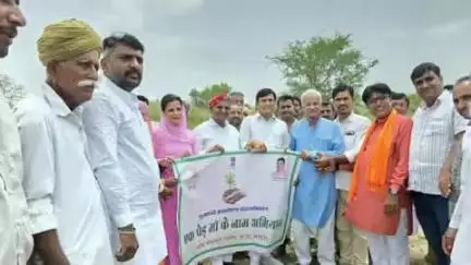 बाड़मेर: बाड़मेर के लंगेरा गांव में एक पेड़ मां के नाम सघन वृक्षा रोपण कार्यक्रम का आयोजन हुआ, विधायक रही उपस्थित