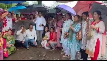 ऋषिकेश: आईडीपीएल में LUCC से पीड़ित महिलाओं के धरने को कांग्रेस ने दिया समर्थन