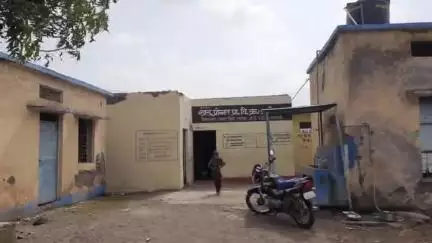 जावरा: बारिश में जर्जर छत के नीचे पढ़ने को मजबूर बच्चे, स्कूल की मरम्मत का इंतजार